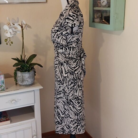 BCBG Black and Cream Abstract Design Dress. Soft Girl. Cateer. - Picture 6 of 16